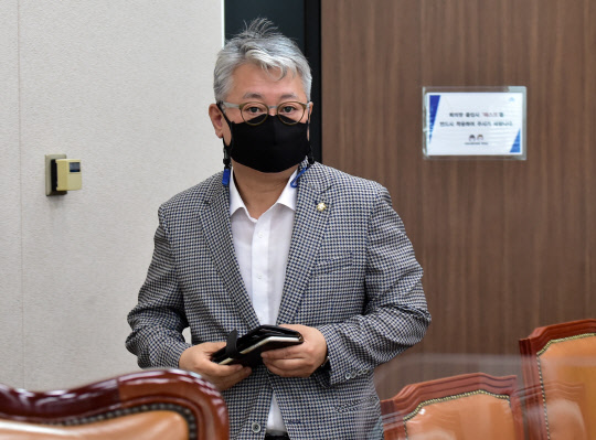 조응천 민주당 의원이 지난달 15일 국회에서 열린  국토위 법안심사소위에 참석하고 있다. 연합뉴스